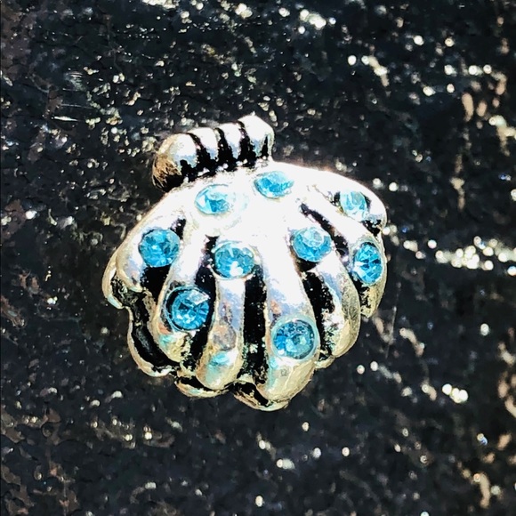 Jewelry - Clam Shell charm blue stones works w/pandora